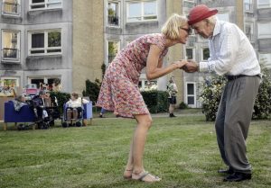 Ulla Hyldgård danser med cal fra Sølund plejehjem til distortion 2017