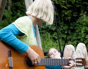Ulla Lau Hyldgård holder foredrag, workshops og kurser om musik, leg, nærvær og mindfulness